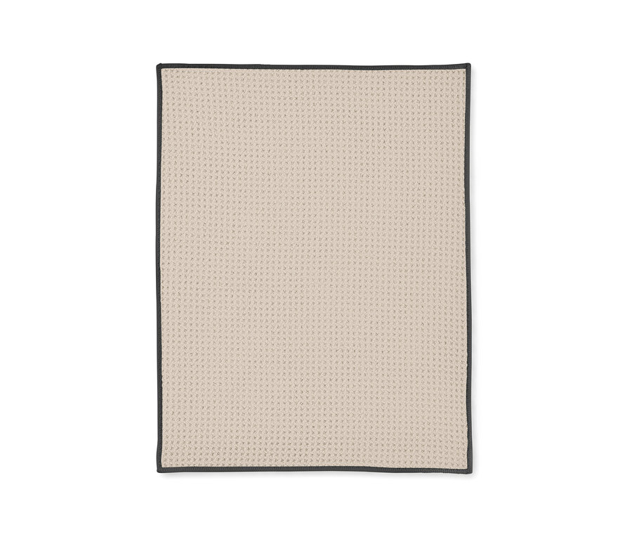 Koyu gri kenarlı bej renkli kurulama bezi.