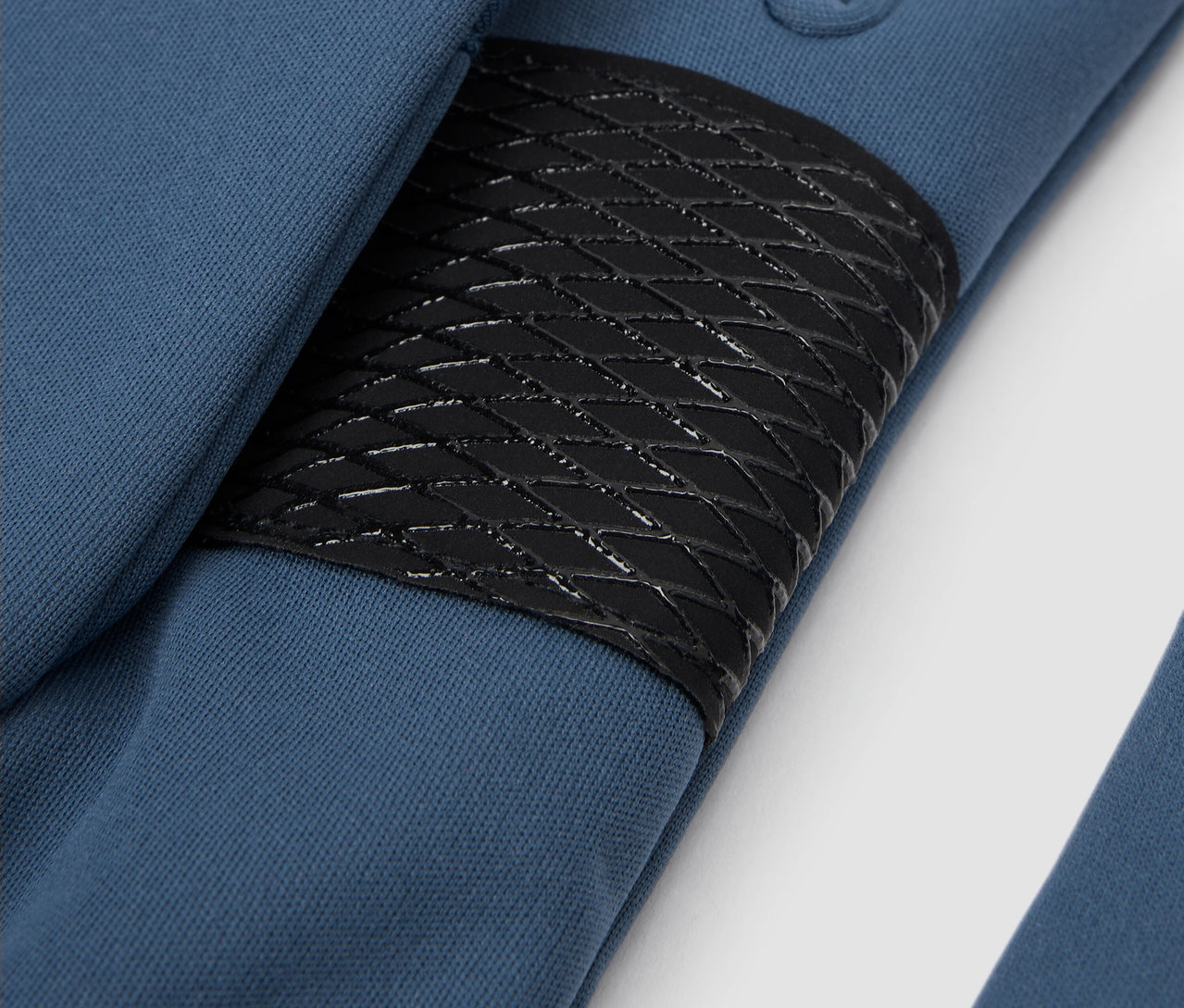 Mavi çocuk softshell eldivenlerinin detayı.