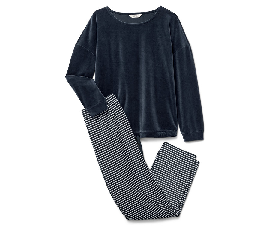 Lacivert, uzun kollu, kadife üst ve çizgili pantolon.