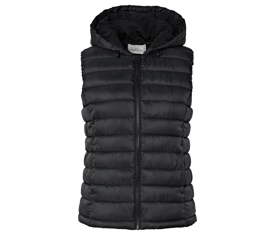 Ortasında fermuarı olan kapüşonlu siyah şişme yelek.