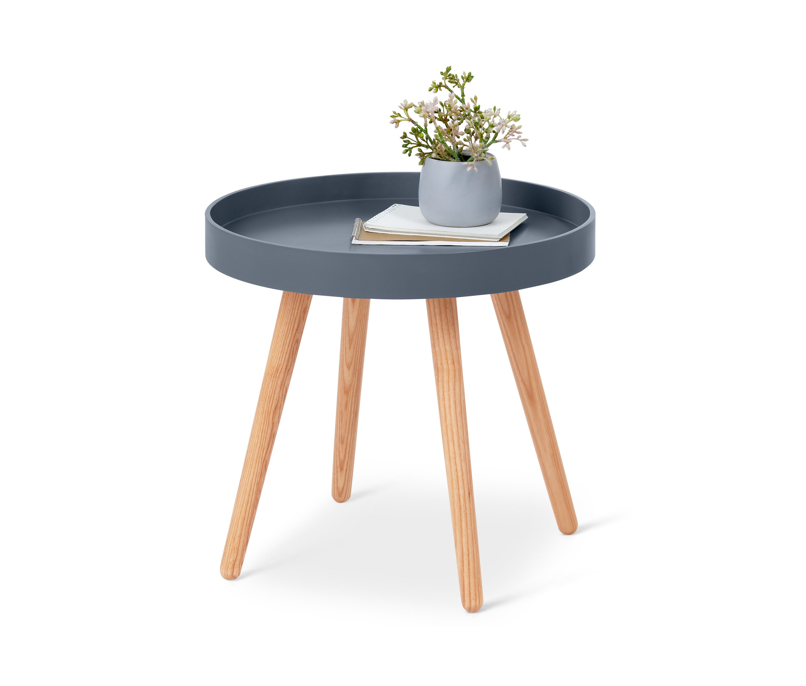 Gri vazoda çiçek ve not defteri olan yuvarlak yan sehpa.