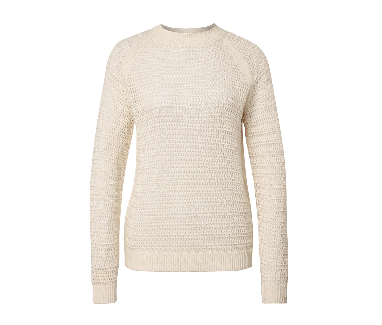 Beyaz bir arka plan üzerinde krem rengi, pointelle örgü kazak.