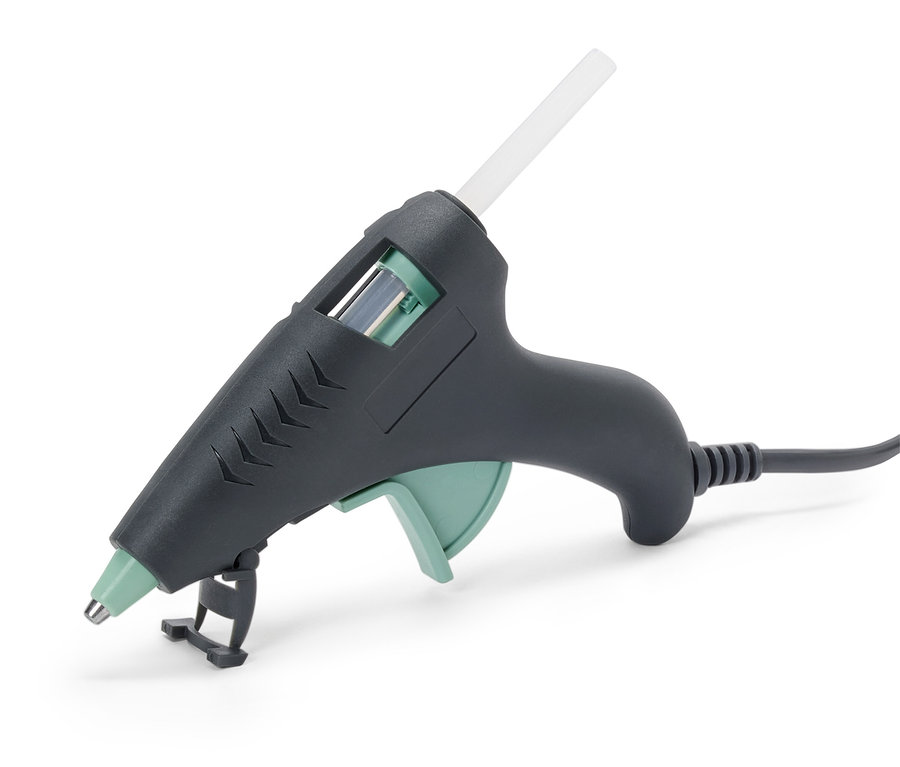 Şeffaf yapışkan çubuklu gri bir yapışkan tabancası.