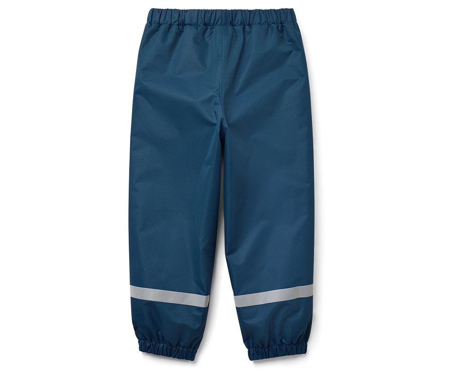 Reflektörlü şeritlere sahip mavi yağmur pantolonu