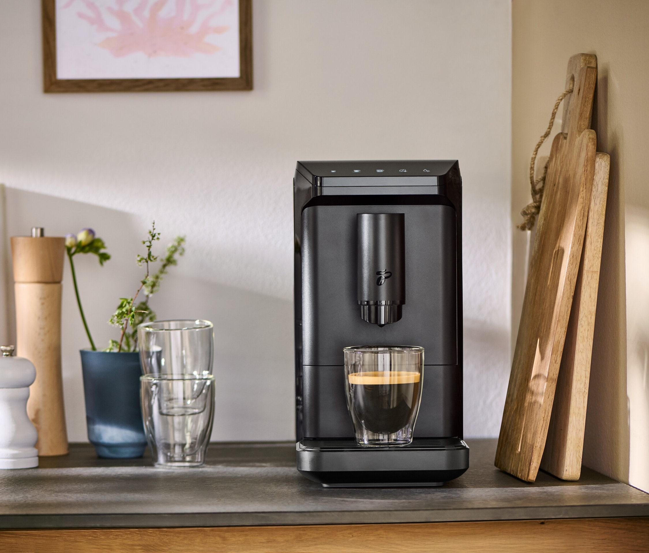 Tezgah üzerinde duran siyah »Esperto mini« bir bardağa kahve hazırlıyor.