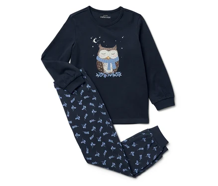 Yaprak desenli pantolon ve atkılı baykuş deseni olan, uzun kollu lacivert pijama takımı.
