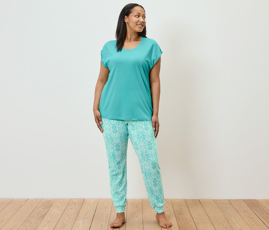 Pijama takımı giyen kadın.