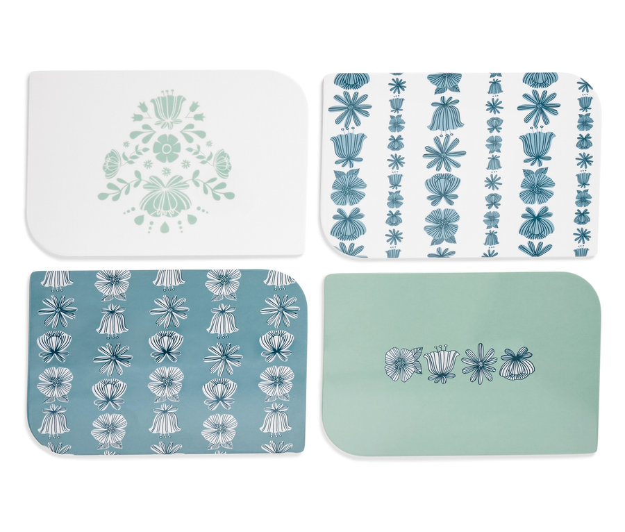 Mavi ve beyaz çiçek desenli dört adet dikdörtgen altlık.