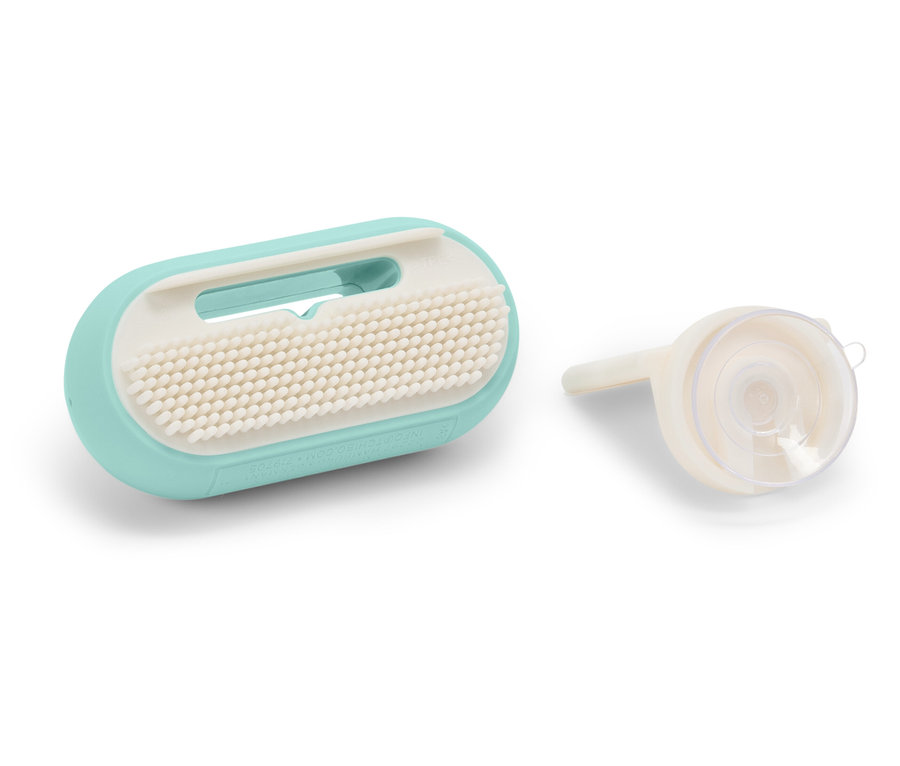 Beyaz arka planda beyaz kıllı turkuaz fırça ve beyaz huni.