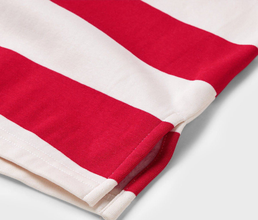 Kırmızı ve beyaz çizgili, kısa kollu bir tişörtün yakın çekimi.