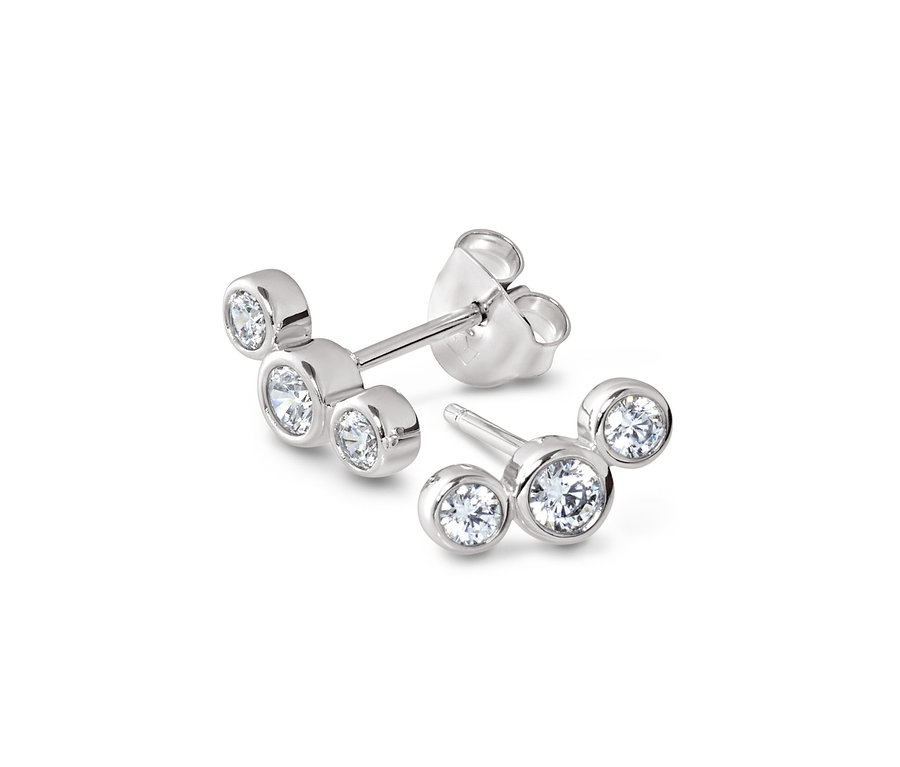 Beyaz arka plan üzerinde şeffaf taşlı iki gümüş küpe.