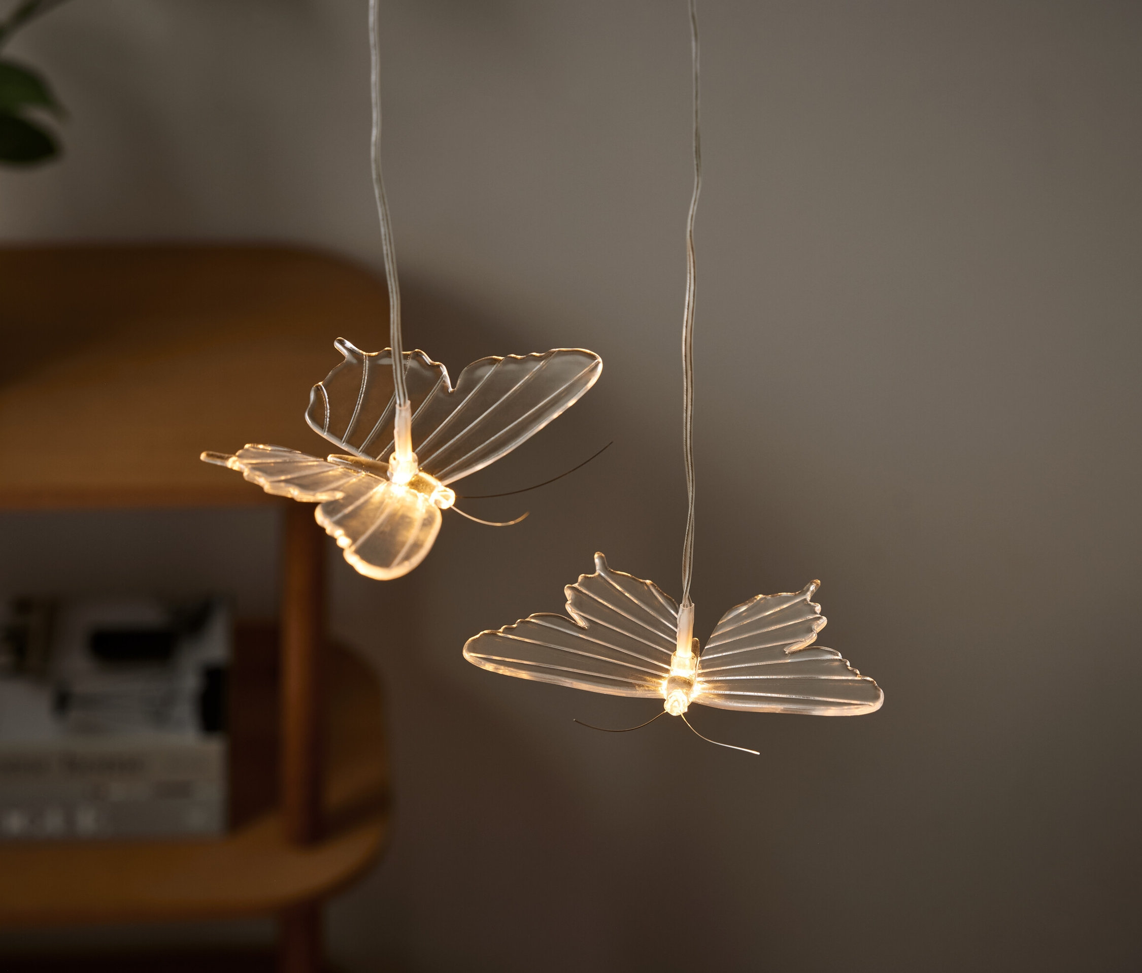 Tavandan sarkan iki adet kelebek şeklinde lamba.