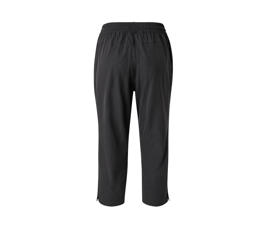 Beyaz bir arka planda siyah fonksiyonel softshell kapri.