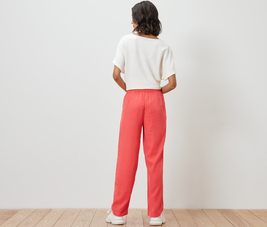 Kadın dokuma pantolon ve üst giyiyor