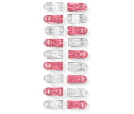 Yakın çekimde dönüşümlü pembe ve şeffaf 20 kumaş mandal
