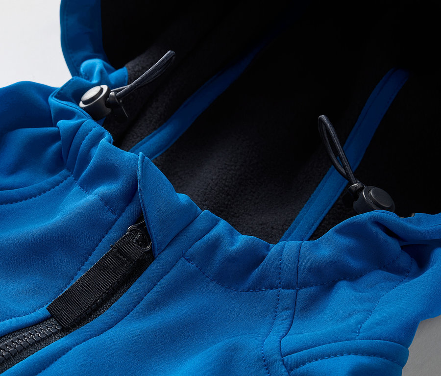 Fermuarlı ve kapüşonlu mavi softshell ceket detayı.