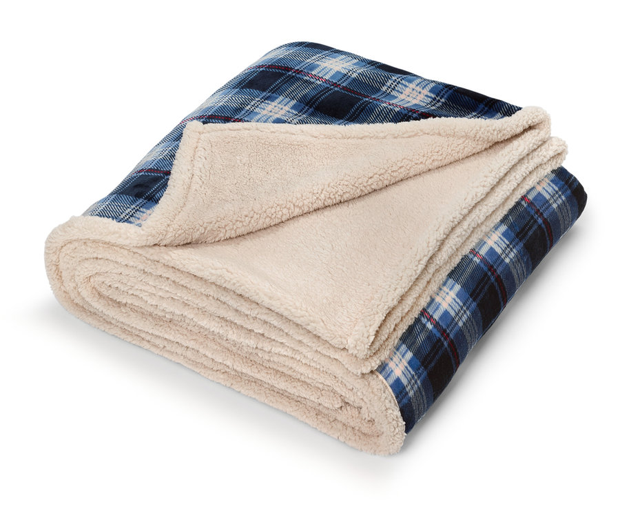 Mavi ekose desenli ve krem rengi şerpa astarlı katlanmış battaniye.
