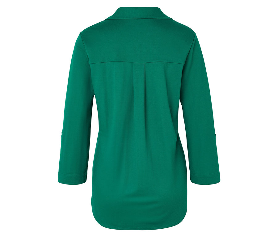 Yakalı ve üç çeyrek kollu yeşil bir bluzun arka görünümü.