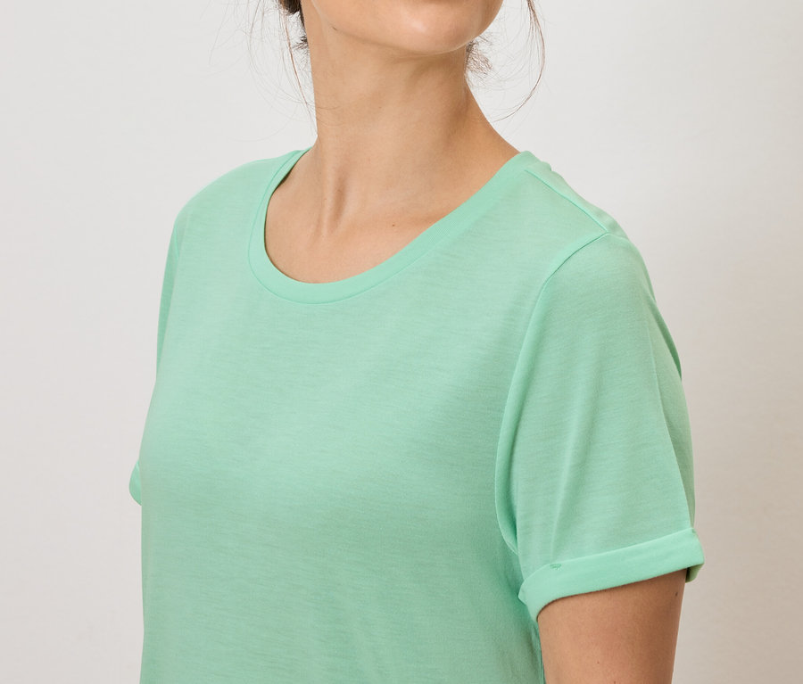 Açık yeşil tişört giyen bir kadın.