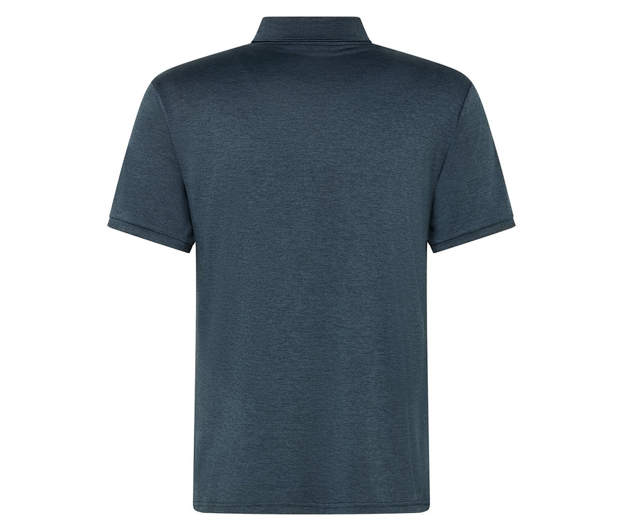 Koyu mavi polo tişörtün yakın çekimi.