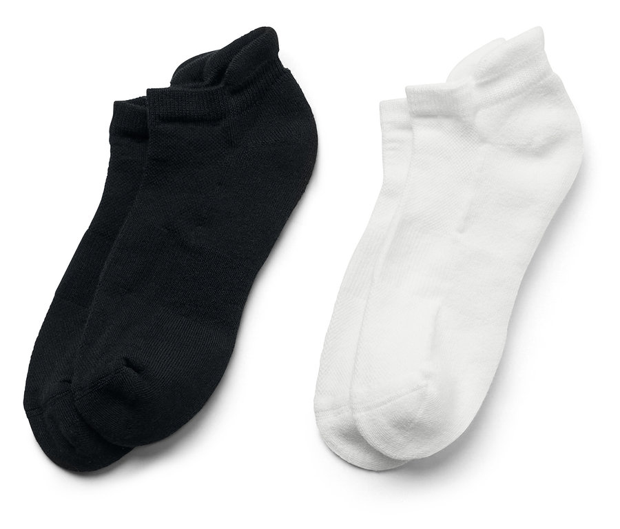 Beyaz bir arka planda yan yana duran iki çift kısa çorap, biri siyah, diğeri beyaz.