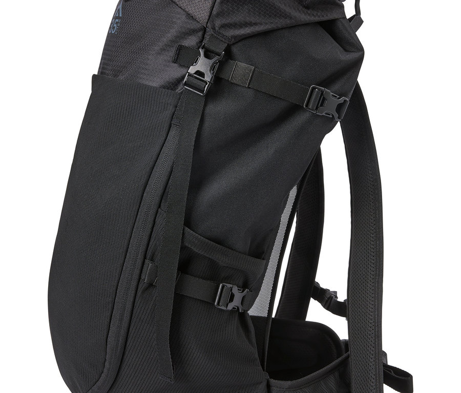 Askı ve tokaları olan siyah bir sırt çantasının yakın çekimi.