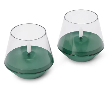 Beyaz bir arka planda iki adet yeşil, elektrikli tealight mum.