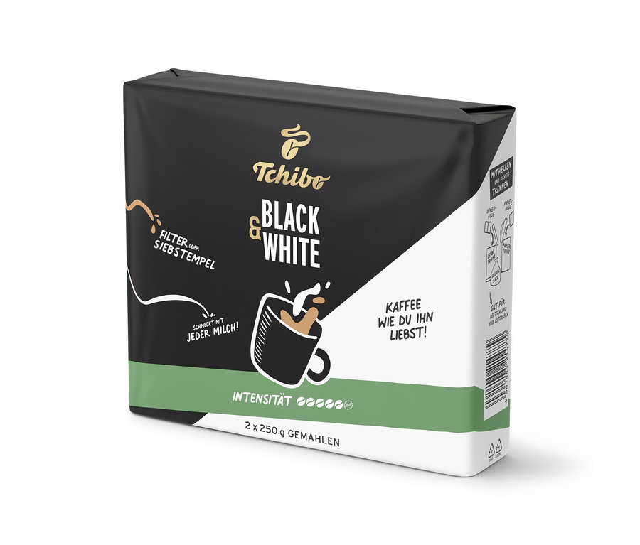 Siyah beyaz Tchibo BLACK & WHITE - 500 g öğütülmüş kahve paketi (2 x 250 g), yeşil şeritli, süt köpüklü kahve fincanı çizimi ve 'Filtre veya French press' gibi yazılarla.