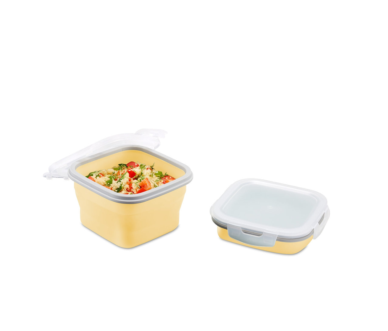 Biri salata dolu ve açık olan iki adet sarı katlanabilir saklama kutusu.