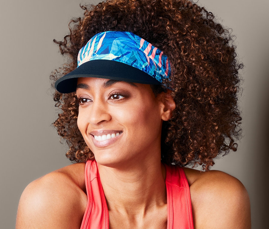 Afro saçlı kadın 2'si 1 Arada Siperlik takıyor.