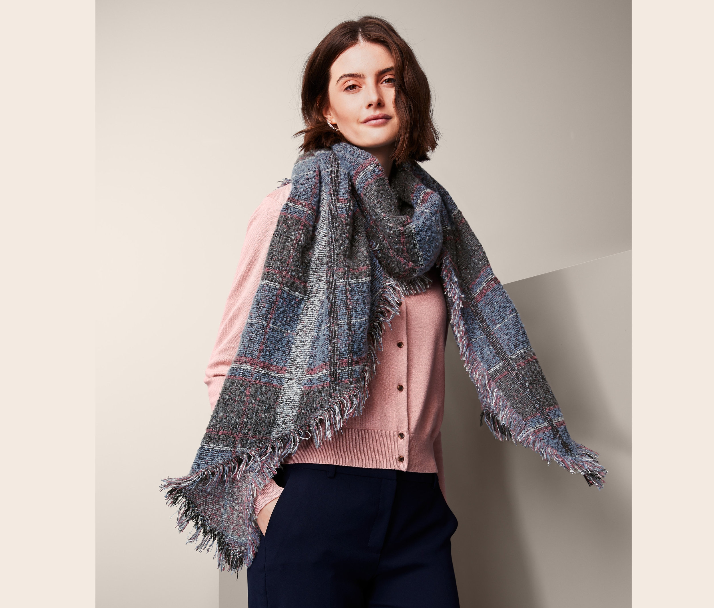 Kadın XXL Dokuma Şal takıyor.