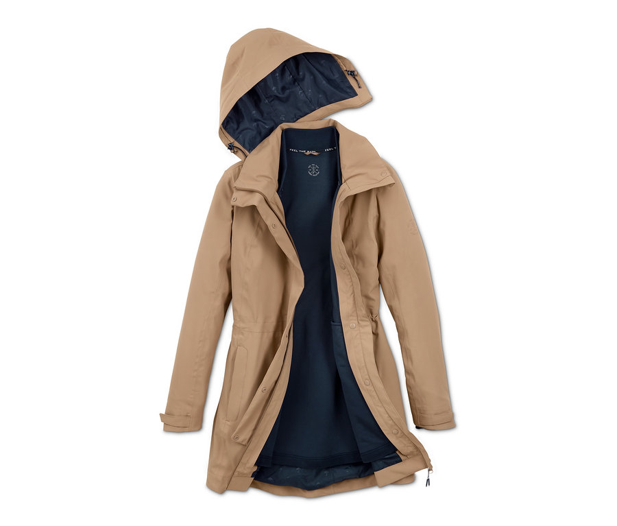 Kapüşonlu ve koyu mavi iç katmanlı bej rengi 3'ü 1 arada fonksiyonel outdoor palto.