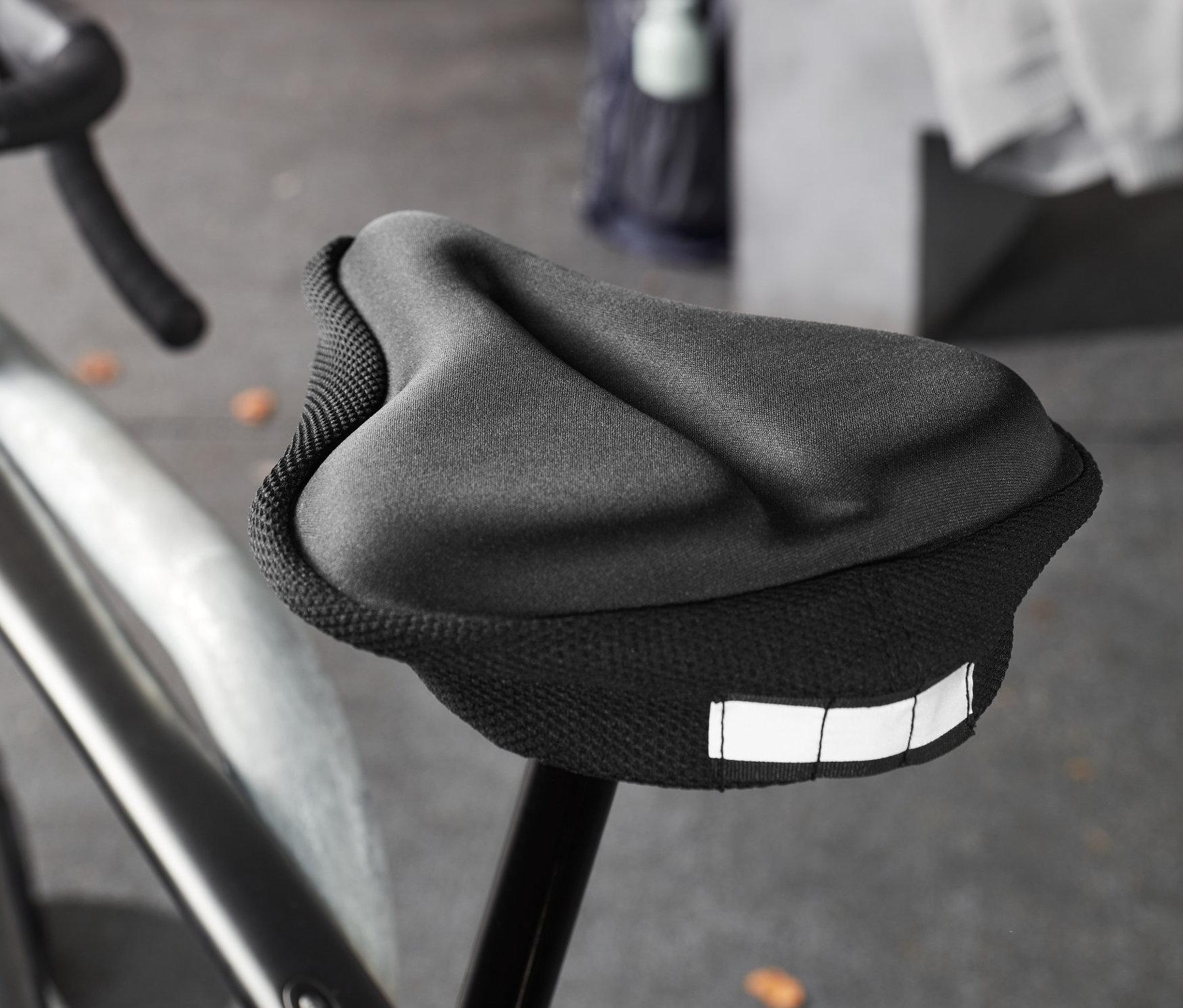 Siyah hafızalı süngerli sele kılıfı olan siyah bir bisikletin yakın çekimi.