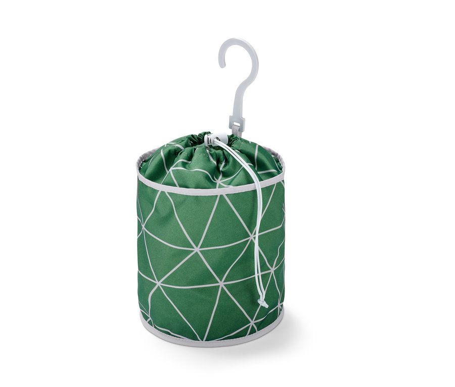 Beyaz üçgen desenli ve beyaz plastik askılı yeşil mandal torbası.