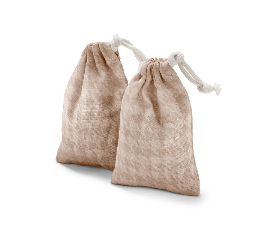 İki adet sedir ağacı kesesi.