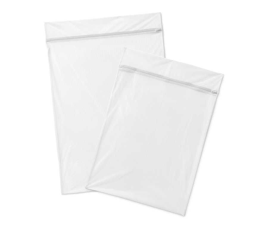 İki adet beyaz XL çamaşır filesi.