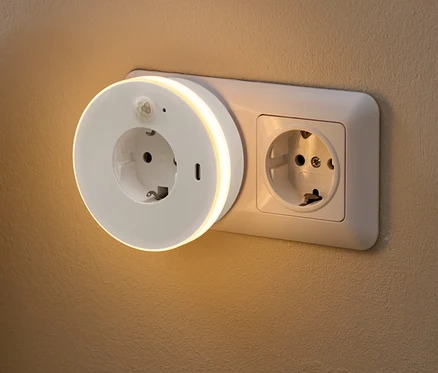 Duvara takılı, priz ve USB-C girişli bir LED gece lambası bulunuyor.