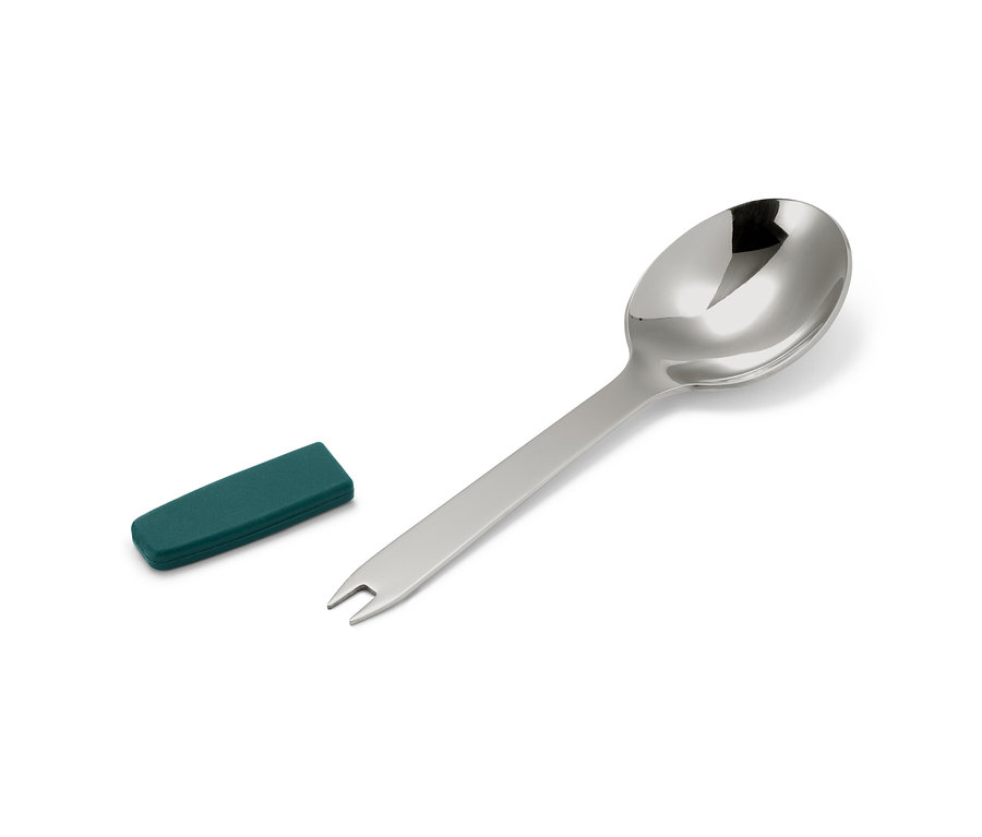 Gümüş bir kaşık ve beyaz bir arka plan üzerinde yeşil bir kutu.