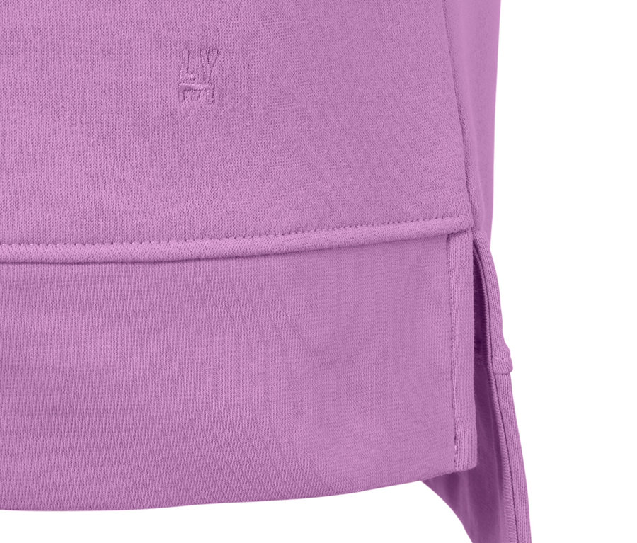 Mor renkli bir sweatshirt'ün yakın çekimi