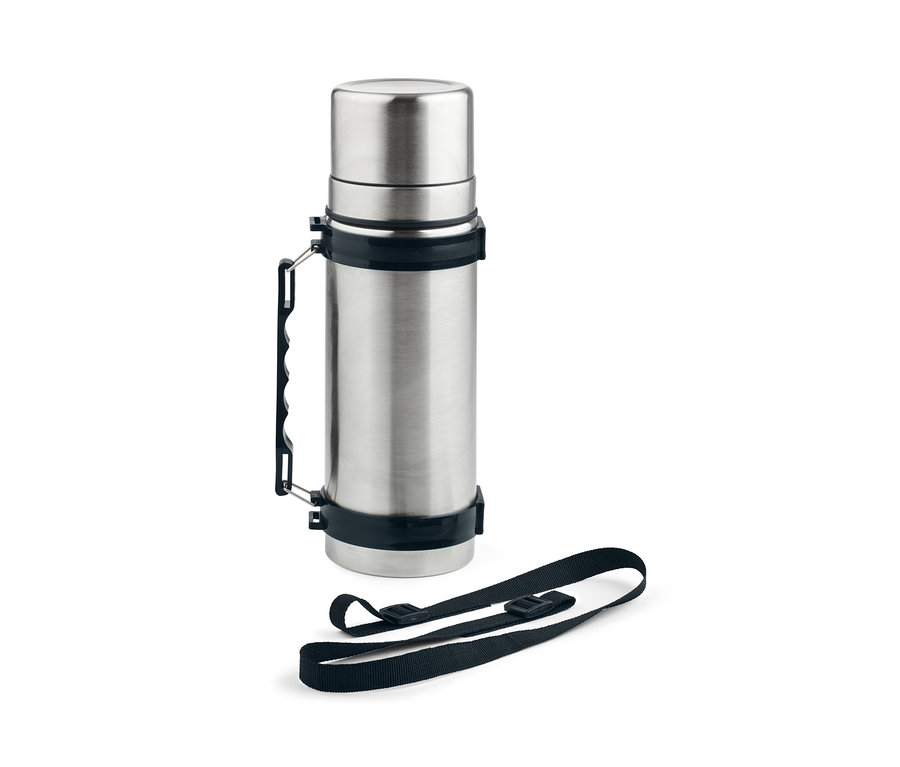 Beyaz bir arka plan üzerinde 2 bardaklı ve siyah kayışlı gümüş termos.