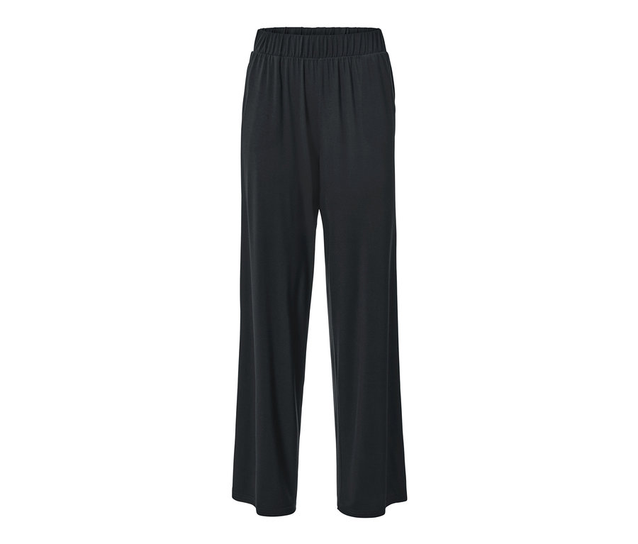 Beyaz bir arka plan üzerinde siyah bir Palazzo Pantolon.