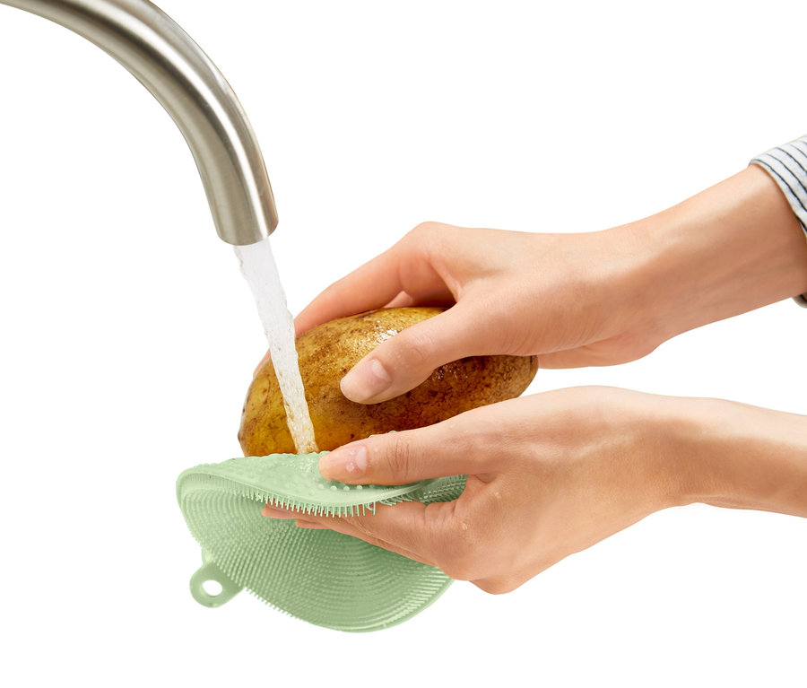 Bir kişi patatesi akan suyun altında 2 Adet Silikon Bulaşık Pedi ile yıkıyor.