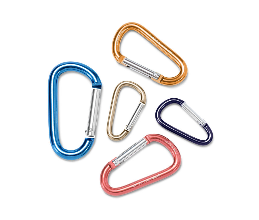 Beş farklı renkteki karabina kancası beyaz bir yüzey üzerinde duruyor.