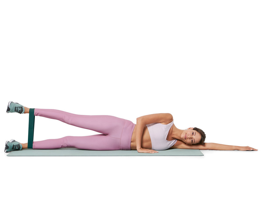 Kadın yerde yan yatıyor ve 3 Adet Antrenman Bandı ile egzersiz yapıyor.