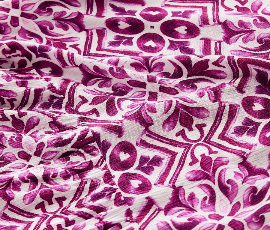 Mor desenli baskılı dokuma elbise kumaşının yakın çekimi