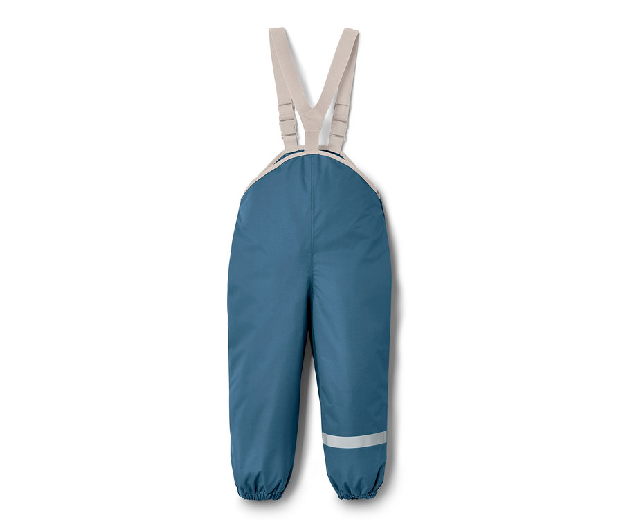 Bej askılı, mavi küçük çocuk yağmur pantolonu.