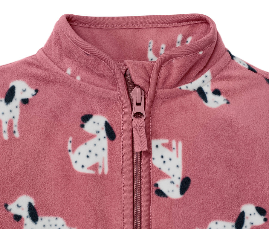 Dalmaçyalı deseni ve fermuarı olan pembe çocuk polar montunun yakın çekimi.