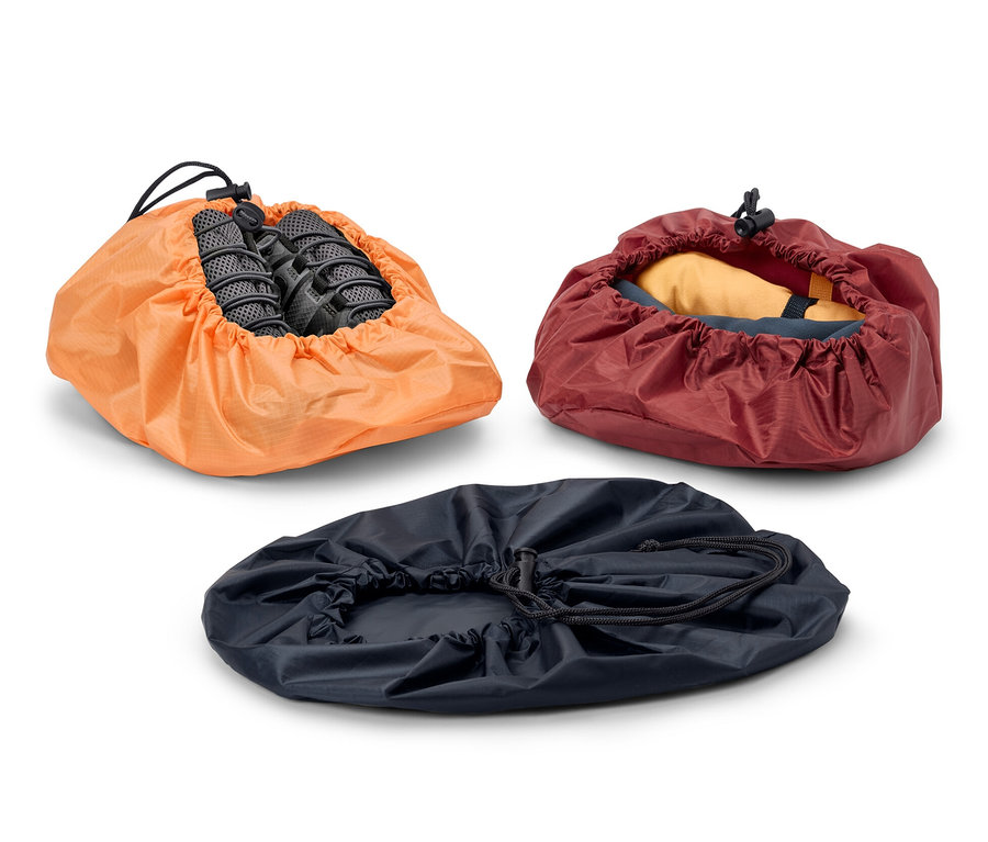 Turuncu, bordo ve lacivert renklerde üç adet çanta.