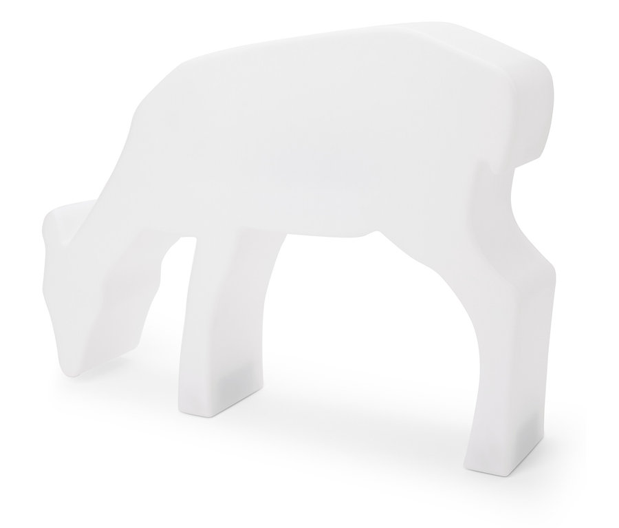 Beyaz bir arka planda otlayan beyaz bir geyik heykeli.