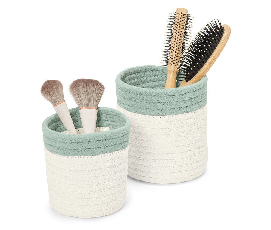 İki saklama sepeti, birinde makyaj fırçaları, diğerinde saç fırçaları var.